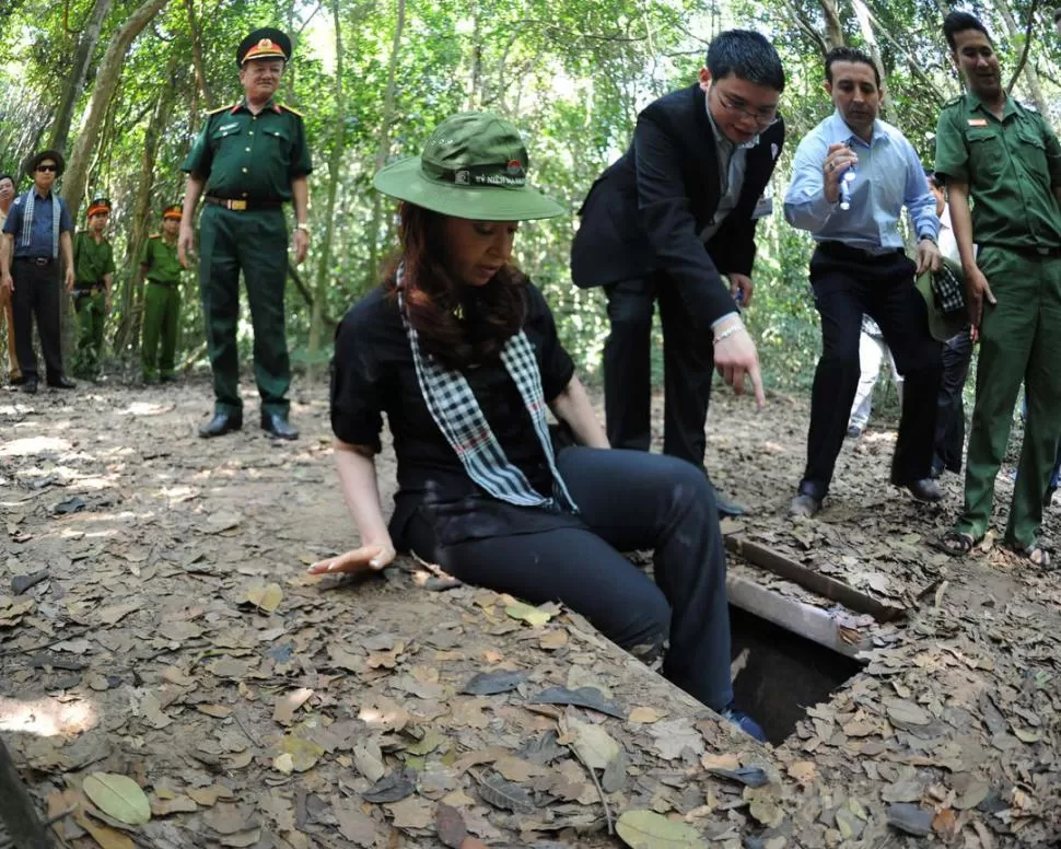 ENTRETENIDA. Cristina Fernández recorrió los pasadizos empleados durante la guerra en Vietnam, a 38 años de finalizado el conflicto. FOTOS DYN - TELAM
