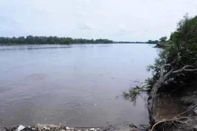 Los une la sangre, la pasión y el trabajo,  pero los divide el ancho cauce del río Salí