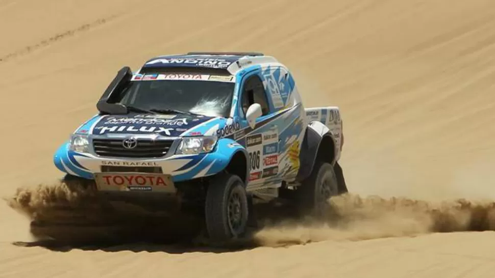 EN ACCION. El mendocino Lucio Alvarez superando los obstáculos de las dunas con su Toyota Hilux.