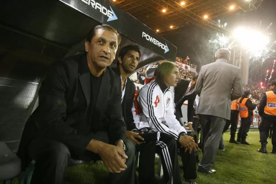 PADRE E HIJO. Ramón, en el banco junto a Emiliano, su ayudante; el riojano está conforme con la victoria en el superclásico. 