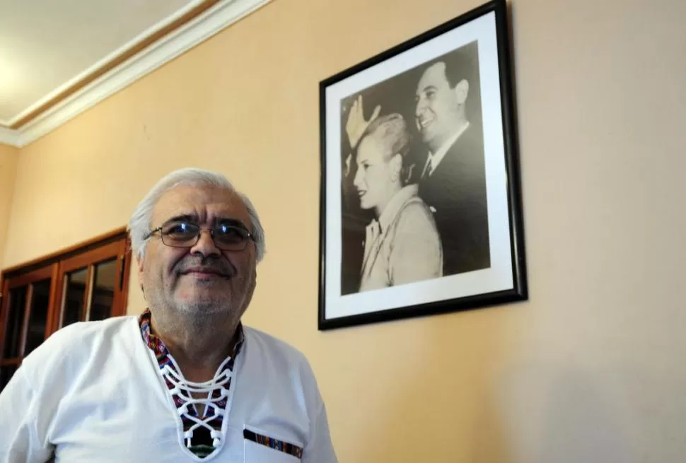 CON EVA Y JUAN DOMINGO. Antonio Guerrero, el ex gordo, posa junto al retrato de los íconos del Partido Justicialista en la sala de su vivienda. LA GACETA / FOTO DE ANALIA JARAMILLO