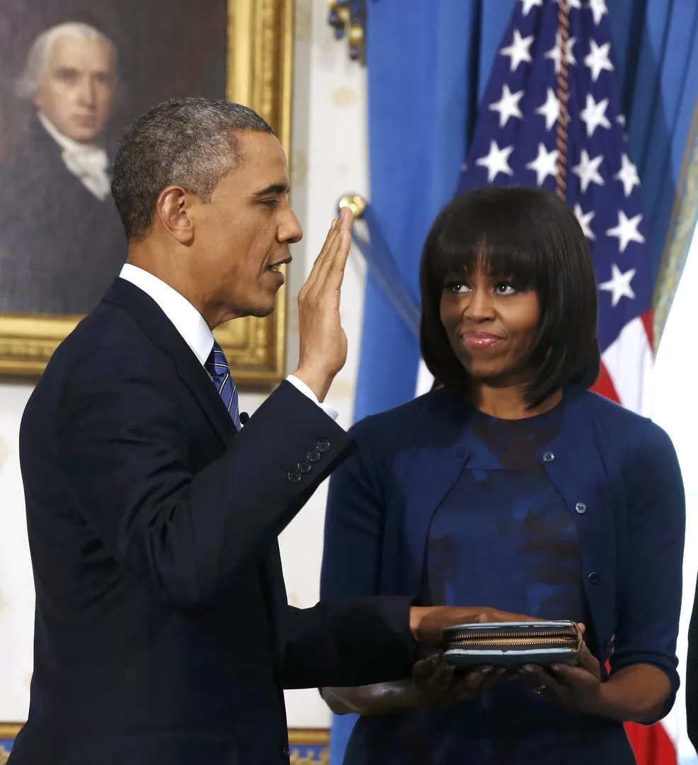 ATENTA MIRADA. Obama jura, lo observa absorta su esposa, Michelle.  