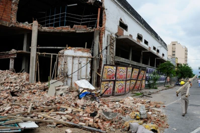 Hoy comenzarán a retirar los escombros del ex cine Mitre