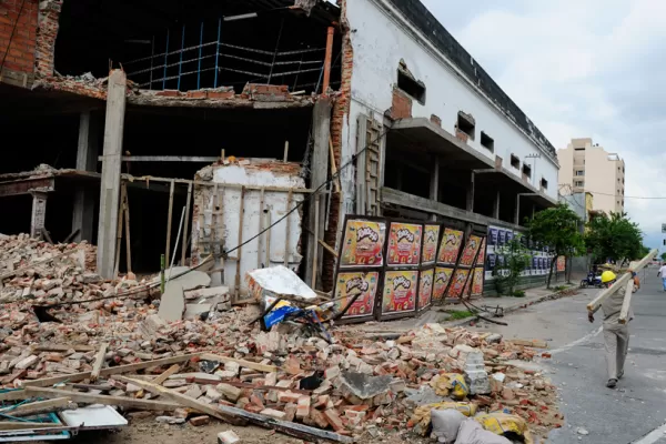 Hoy comenzarán a retirar los escombros del ex cine Mitre