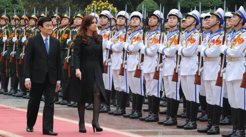 REVISTA. Los presidentes de Argentina y Vietnam ante la formación de soldados que le dieron la despedida a Cristina.  