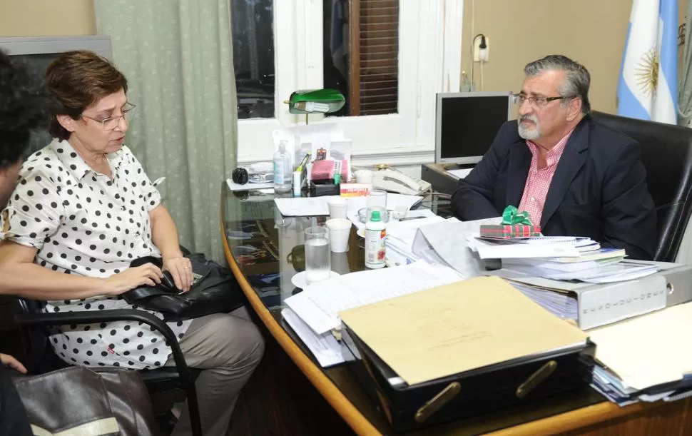 EN CASA DE GOBIERNO. La diputada Beatriz Mirkin charla con el ministro saliente, Enrique Zamudio, en las oficinas del Ministerio de Desarrollo Social. LA GACETA / FOTO DE HECTOR PERALTA