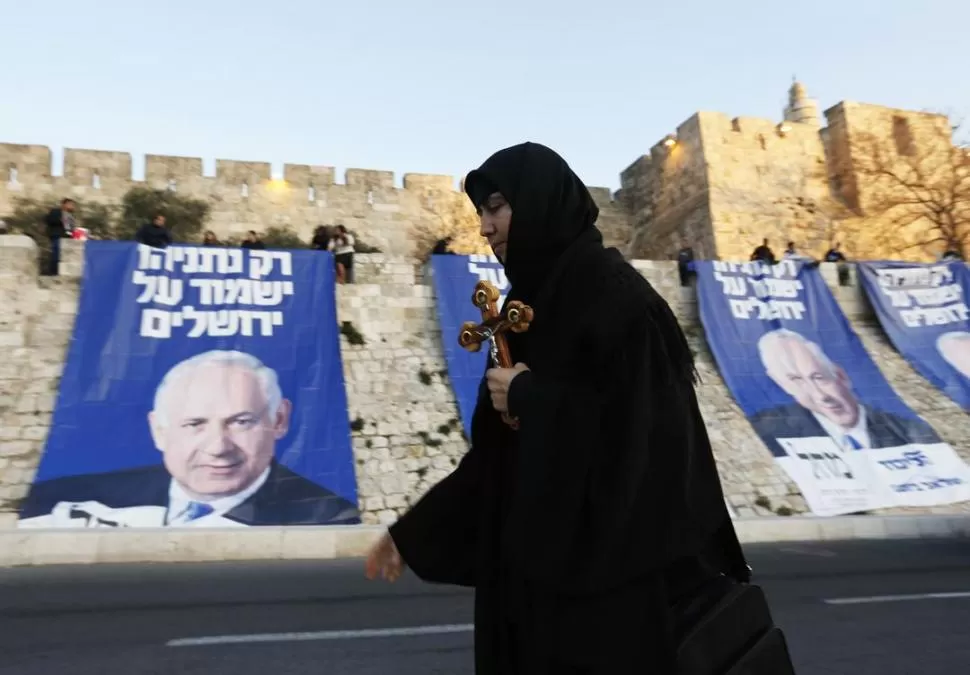 EN CAMPAÑA. Desde afiches en Jerusalén, los postulantes buscan el voto. REUTERS