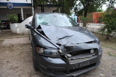 Chocó a un canillita, huyó y quedó preso por abandonarlo