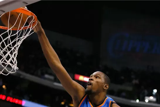 REVANCHA. Durant y los Thunder buscan llegar a los playoff para vengar su caída en la final ante Miami Heat. REUTERS