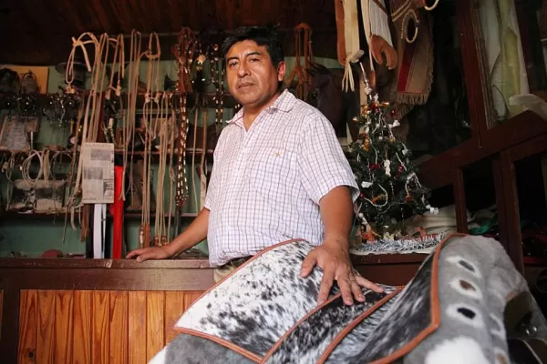 Imprime la tradición en el cuero y viste al Chaqueño, la Sole y Rocío Marengo