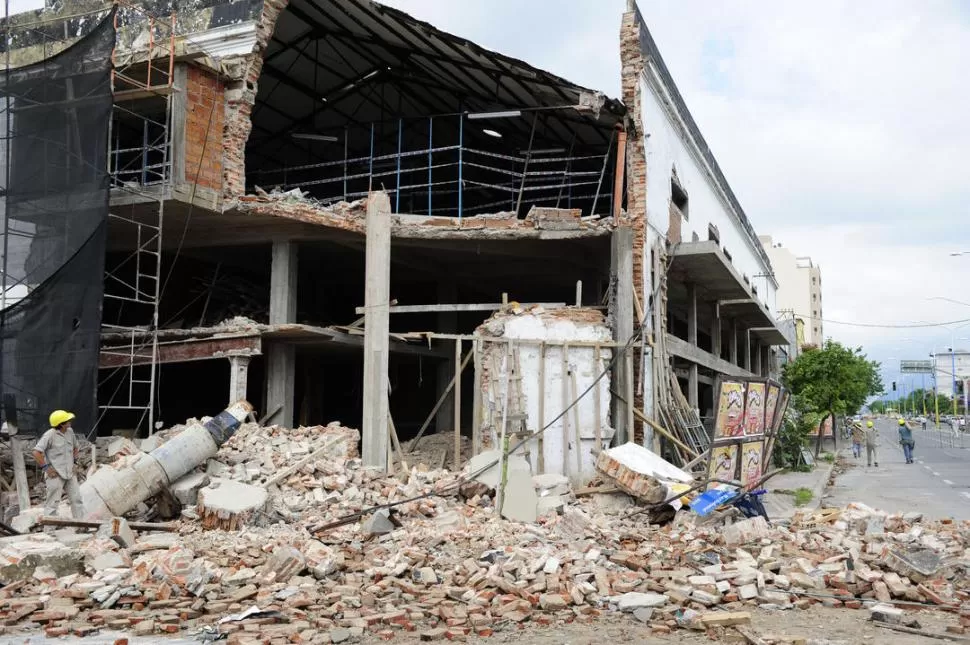 UN ENORME AGUJERO NEGRO. Así luce el frente del edificio en el que funcionó el cine Mitre; la obra de remodelación está paralizada. LA GACETA / FOTOS DE JORGE OLMOS SGROSSO