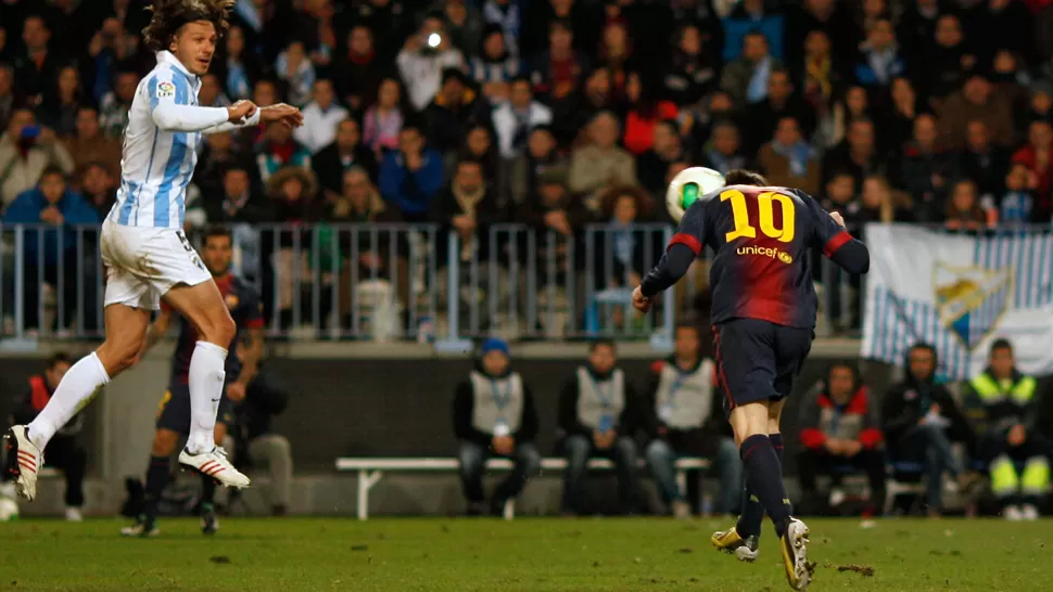 A COBRAR. El centro perfecto de Dani Alves encontró a Lionel Messi solo en el área que, de cabeza, la mandó al fondo del arco. REUTERS