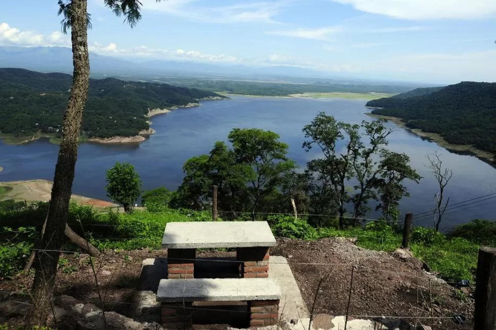 VISTA PRIVILEGIADA. Desde los merenderos ubicados al final del recorrido de las aerosillas se puede disfrutar del mejor paisaje que ofrece El Cadillal. 