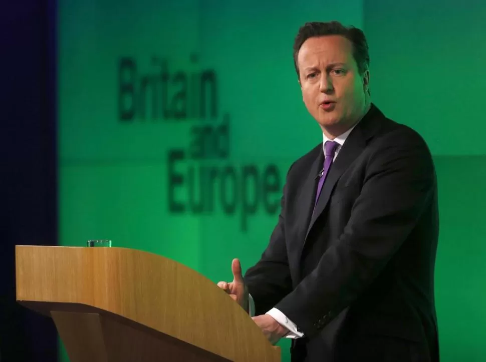 ALEJADOS. Gran Bretaña y Europa, reza la leyenda escrita detrás de David Cameron, en su discurso de ayer. REUTERS