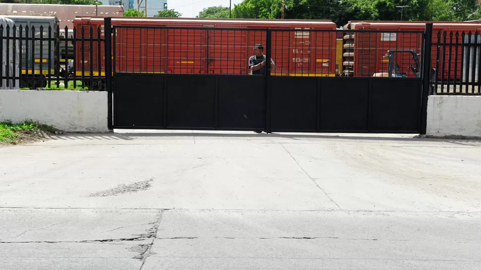 CUSTODIA. Un guardia vigila detrás del portón de Mendoza y Suipacha. 