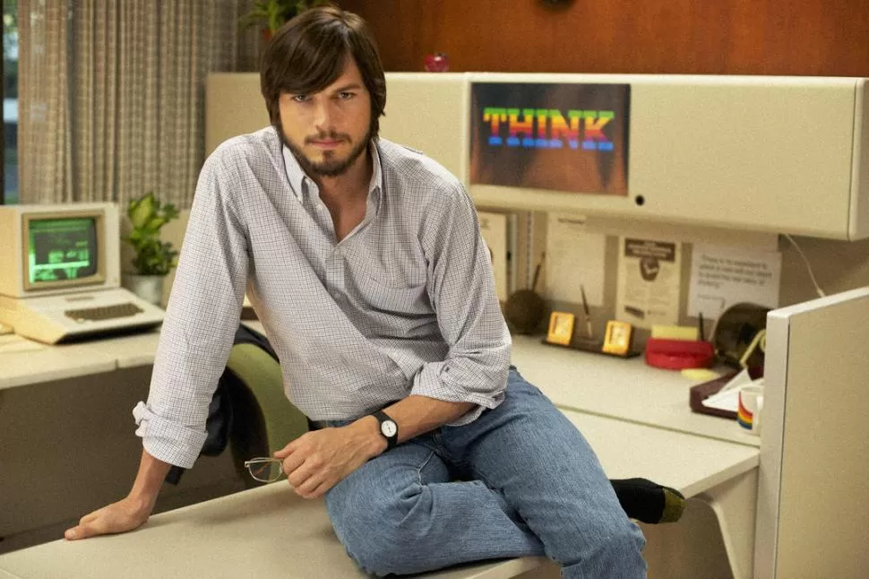 PROTAGONISTA. Ashton Kutcher Interpreta al ex CEO de Apple, Steve Jobs..