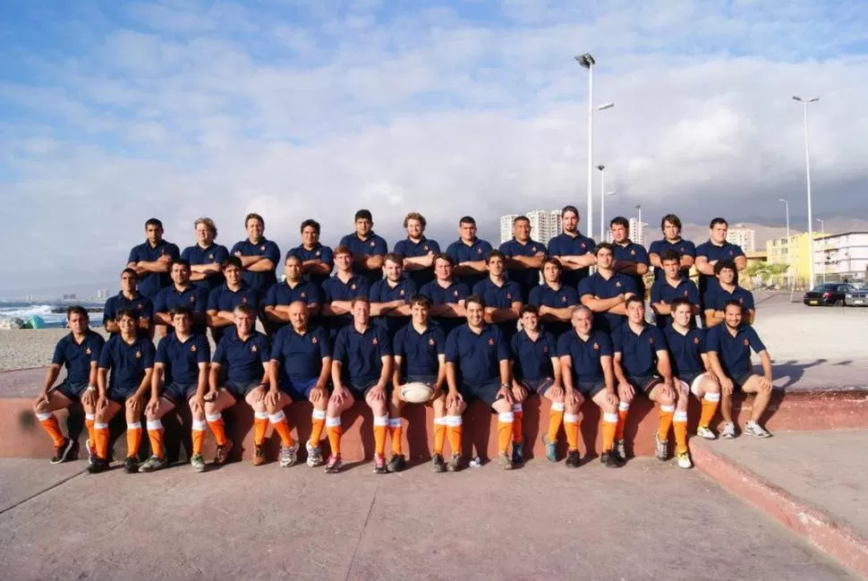 FOTO HISTÓRICA. Arriba: Francisco Ponce, Humberto Moise, Enrique Moise, Mauricio Masa, Nelson Cisterna, Mikel Aldasoro, Elías Aladzame, José Lezcano, Fernando Martín, Cristian Soria, Elías Falcone y Bruno Ingalina. En el medio: Esteban Paz, Elvio Díaz, Alex Sabra, Gerardo Brandán, Juan Lucas, Nicolás De Boeck, Franco Farías, Patricio Marchesano, Luciano Quiroz, José González, Ezio Bolatti, Emiliano Gómez. Abajo: Augusto Ávila, Sergio Mancera, Lucas Ibáñez, Javier Mirande (manager), Francisco Cirnigliaro (presidente), César Ponce (DT), Marcos Zakelj (capitán), José Rubino (DT), Gustavo Vidal (DT), Germán Gómez (PF), Javier Busnelli, Matías González y Patricio Finoli (médico). 