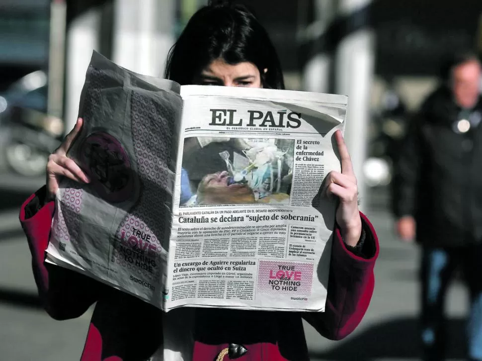 LA TAPA QUE DESAPARECIÓ. El País sacó de circulación la primera edición de ayer y la debió reemplazar, al comprobar que no era una foto de Chávez. REUTERS