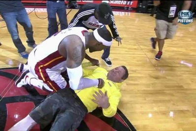 La embocó desde mitad de cancha, ganó U$S 75.000 y fue tackleado por LeBron James