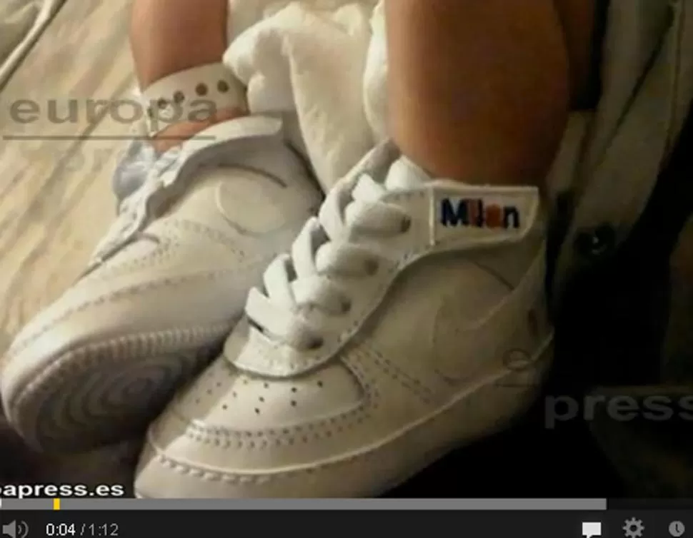 LA PRIMERA FOTOGRAFIA. Piqué se encargó de difundir por las redes sociales esta imagen de los pies Milan, su hijo. CAPTURA DE VIDEO
