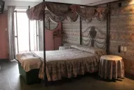 A los 40, el Ovni se recicla como hotel familiar