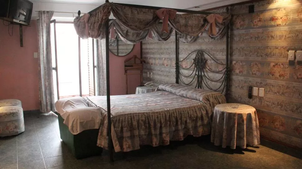 PREPARADA PARA EL AMOR. La Princesita es la habitación premium del Ovni: tiene cama con dosel, sillones, jacuzzi y una ducha escocesa. 
