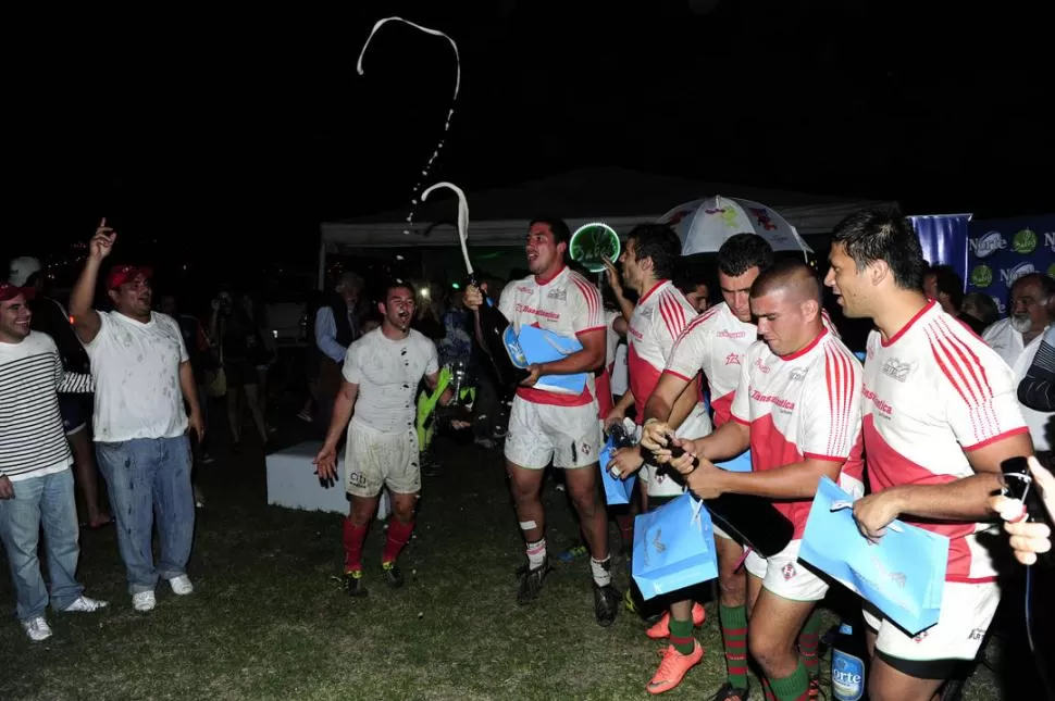 FIESTA DE NOCHE. Los jugadores del campeón ya comenzaron el festejo destapando los botellones de cerveza. Huirapuca aprovechó la experiencia de sus jugadores de seven y se consagró con justicia. 