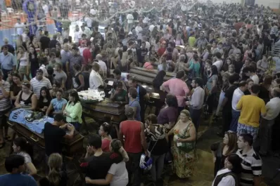 Brasil sufre su Cromañon y llora a sus muertos