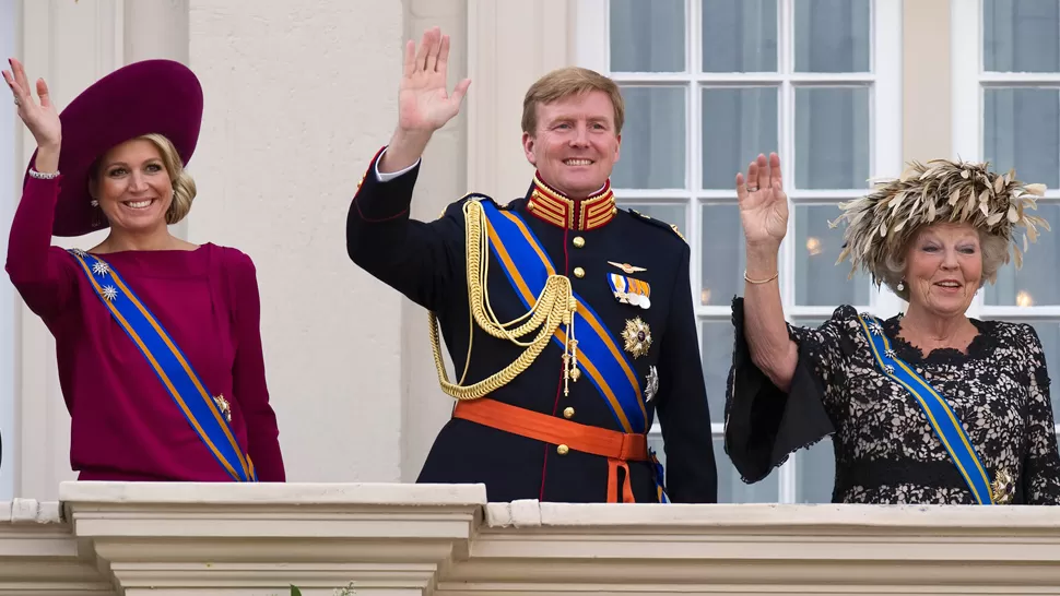 JUNTOS. Máxima, Guillermo y Beatriz, saludan desde el Palacio Real de Noordiende, en septiembre de 2012. REUTERS