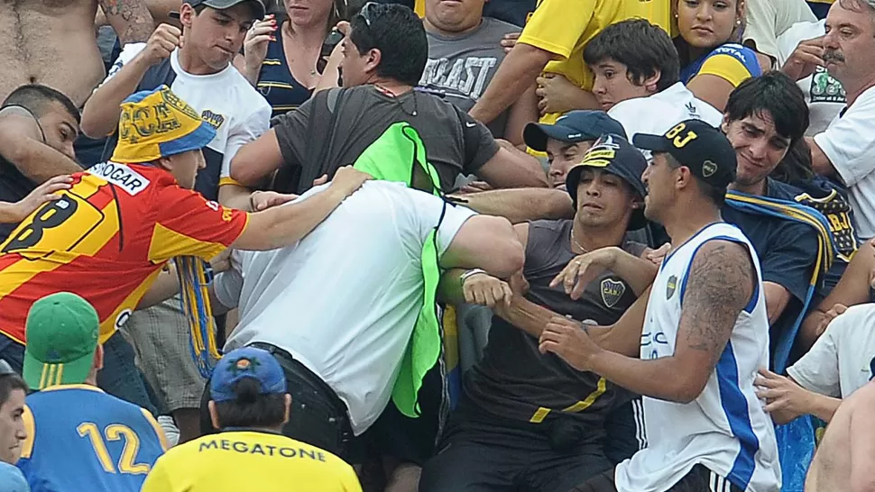 VIOLENTOS. En el último partido oficial, barras de Boca atacaron a miembros de la seguridad privada de River. TELAM / ARCHIVO