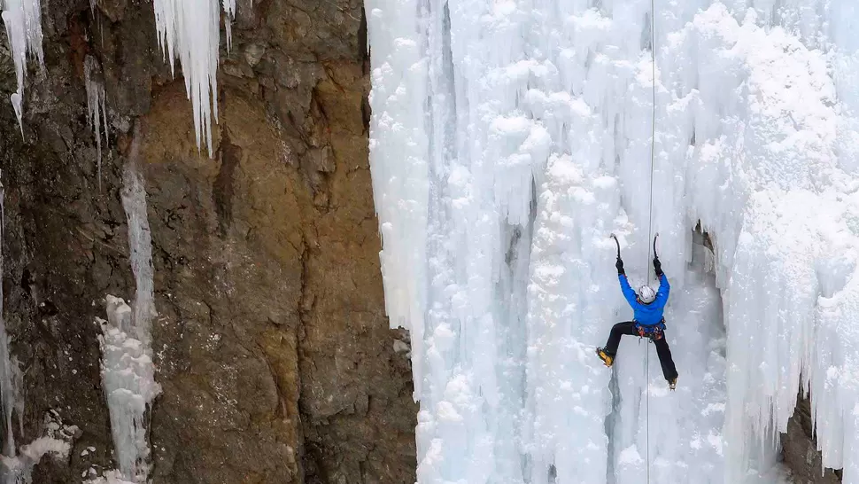 Escalada en una pared de hielo artificial a bajísimas temperaturas