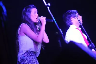 Agapornis cambia de cantante