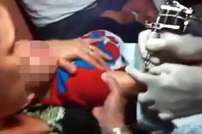 Una madre obliga a su hijo de seis años a hacerse un tatuaje