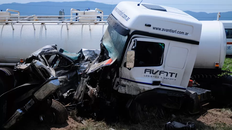 HIERROS RETORCIDOS. La camioneta se incrustó en el camión y quedó irreconocible. LA GACETA / ANALIA JARAMILLO