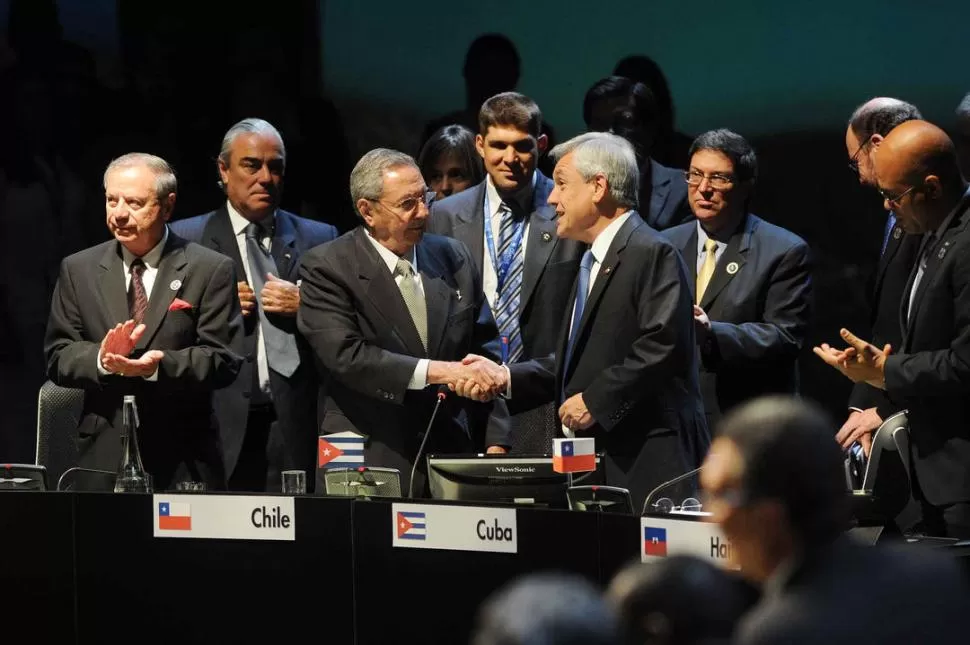 SALUDOS. Raúl Castro estrecha la mano del presidente de Chile, Sebastián Piñera, al término de las deliberaciones. TELAM