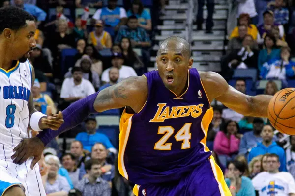 Kobe Bryant resucita a los Lakers