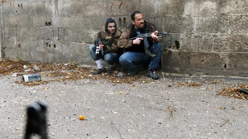 LA GUERRA. El fotoperiodista serbio comenzó a retratar a dos milicianos del Ejército de Liberación de Siria, cuando uno de ellos fue alcanzado por las ráfagas del ejército sirio. REUTERS / GORAN TOMASEVIC 