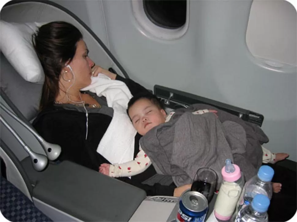 TODAS LAS COMODIDADES. El bebé debe viajar acostado boca arriba. Hay que aprovisionarse de líquido y cargar papilla si la aerolínea no la provee. VISITANDOELMUNDO.ORG
