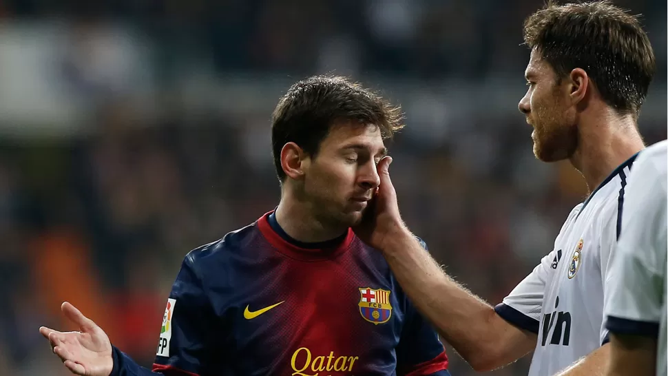 COLMADO. Messi aguantó durante todo el partido las provocaciones de los jugadores de Mourinho, como por ejemplo las de Xavi Alonso. REUTERS