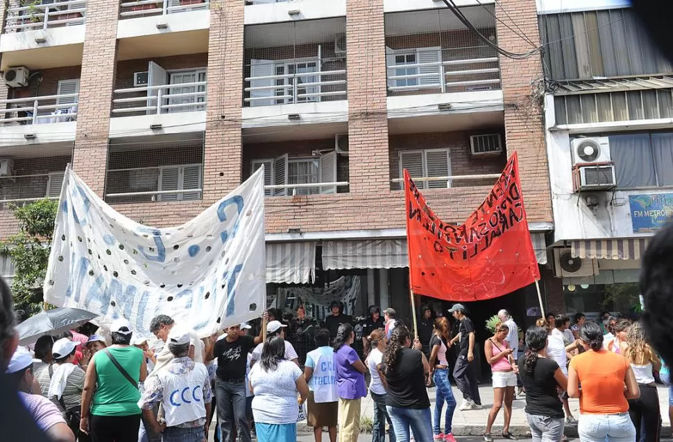 CORTE DE CALLE. Al mediodía, manifestaron en Crisóstomo Álvarez al 500. LA GACETA / FOTO DE HECTOR PERALTA