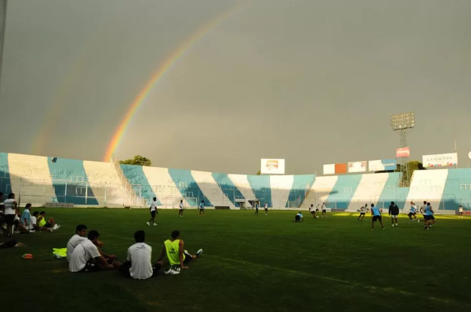 NATURALEZA DE FONDO. El plantel se entrenó en el estadio con el arco iris, que dejó el amague de la lluvia de ayer, de fondo. 