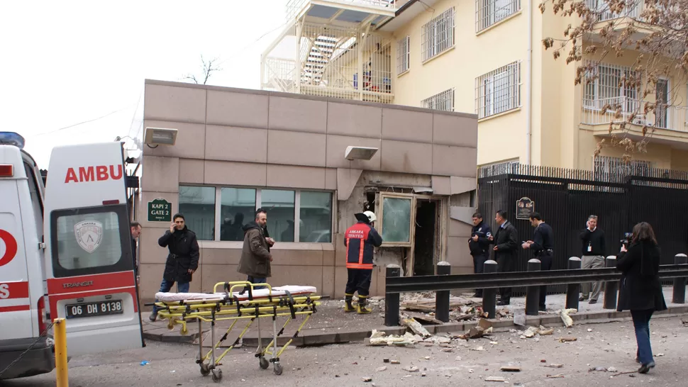 DAÑOS. El ingreso a la embajada sufrió los daños del ataque. REUTERS
