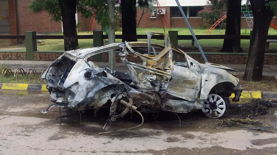 TRAGICO FINAL. El auto del padre de Juan Martín Demichelis fue consumido por las llamas. TELAM