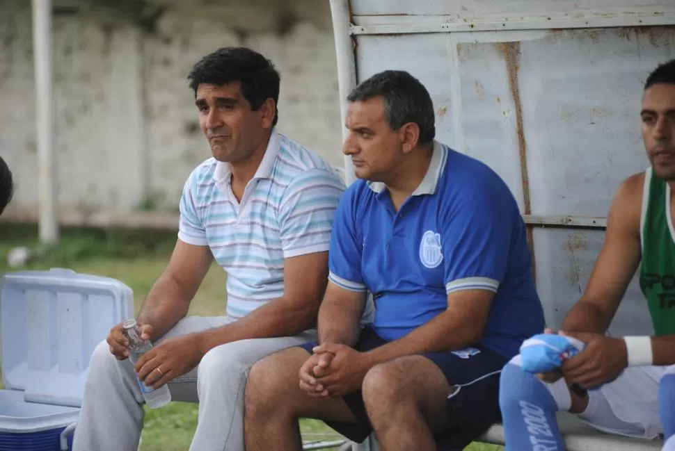CONFIANZA. Martínez, con la botella en la mano, charla con su ayudante Jorge Chalfoun durante la práctica de fútbol. 