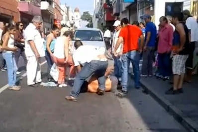 Transeúntes detuvieron a un ladrón que robó un local de celulares en El Bajo