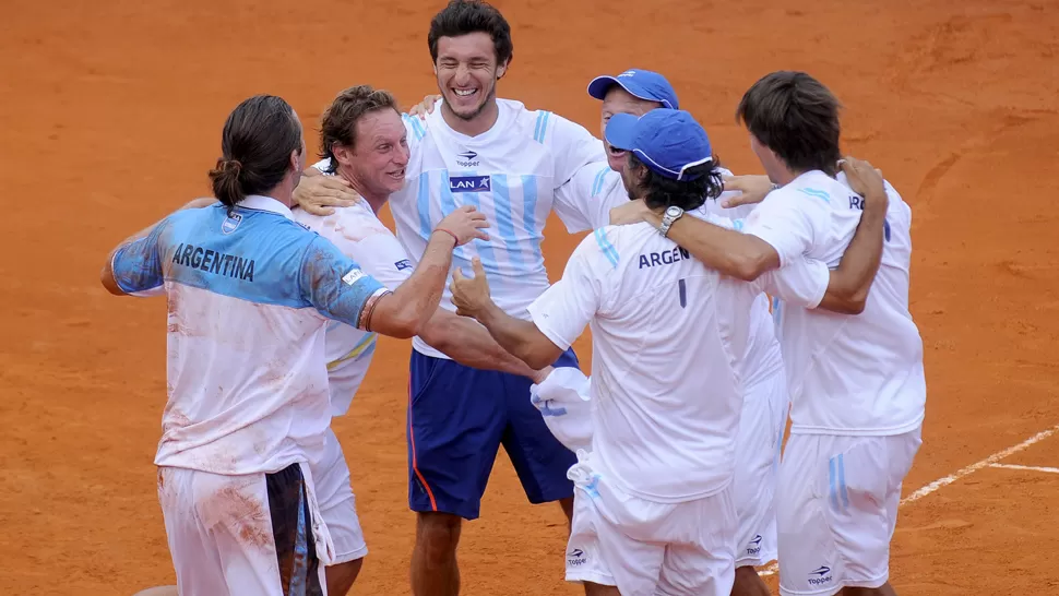 FIESTA NACIONAL. El equipo argentino celebra el buen arranque en la Copa Davis. DYN