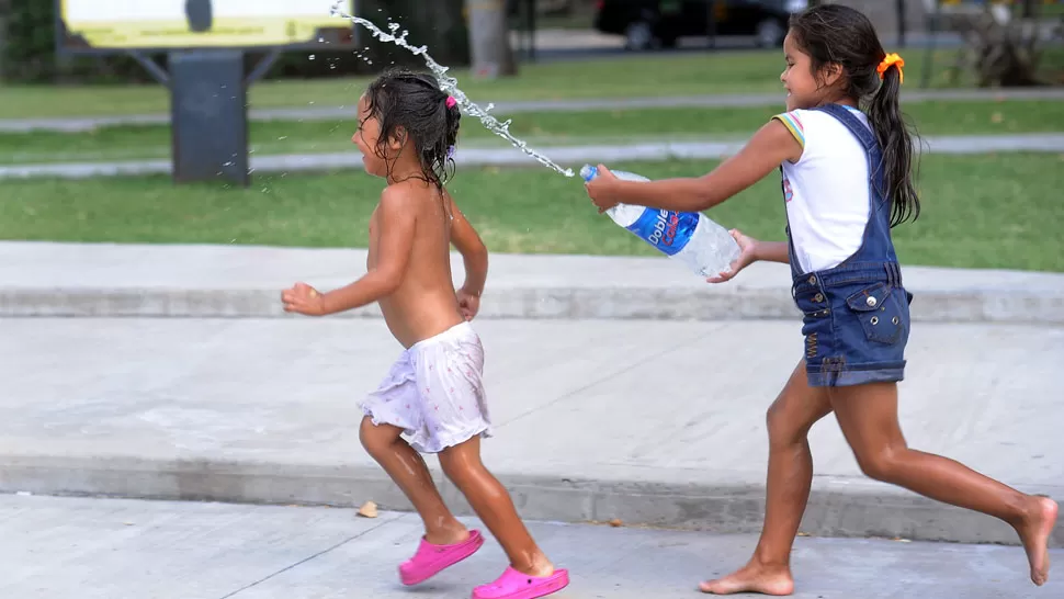 CARNAVAL. Niñas juegan con agua para refrescarse. TELAM