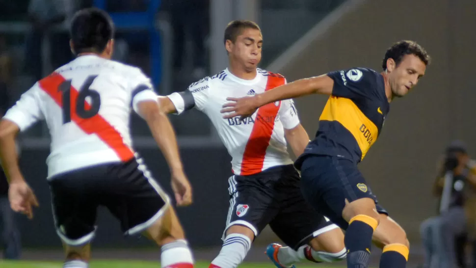 MOMENTO DE LA DEFINICIÓN. Millonarios y xeneiezes se juegan el verano. TELAM.