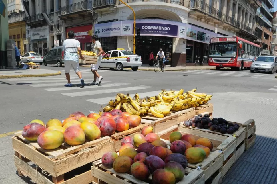 AHÍ SÍ. Las cuatro esquinas de San Juan y Maipú son los nuevos puntos en los que se instalan los vendedores, con visto bueno de la Municipalidad. LA GACETA / FOTO DE MARíA SILVIA GRANARA