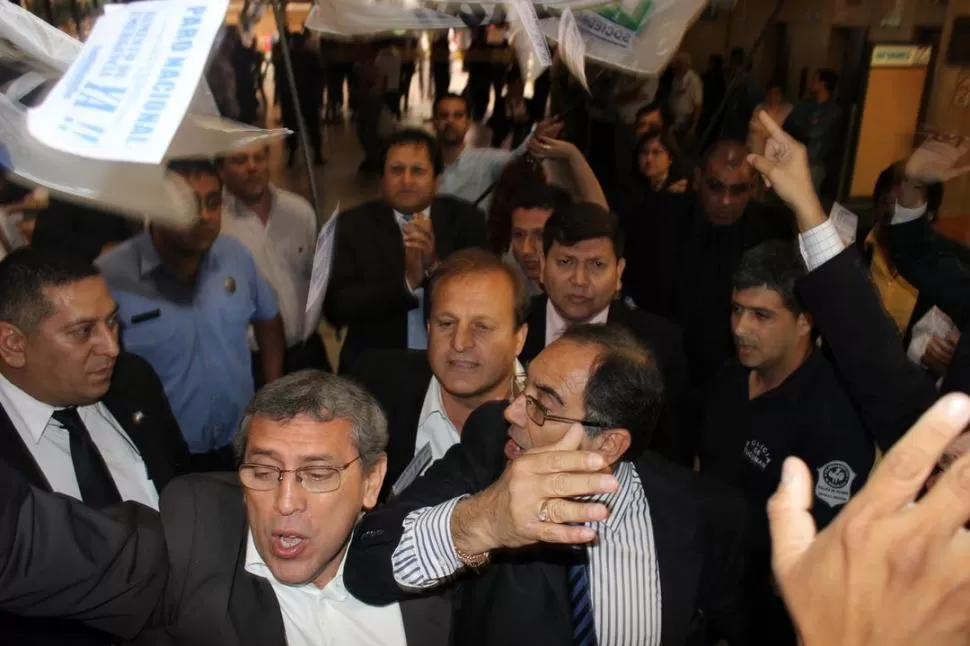 MOMENTO TENSO. En noviembre del año pasado, La Bancaria entró a la CPA. Detrás de Bourlé (mano alzada) aparece Cortalezzi. PRENSA LA BANCARIA